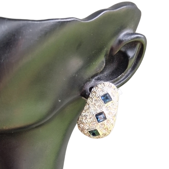 ROMAN VINTAGE 80 SILVERTONE WITH WHITE & BLUE RHINESTONE DOME  CLIP ON EARRINGS - Picture 1 of 7